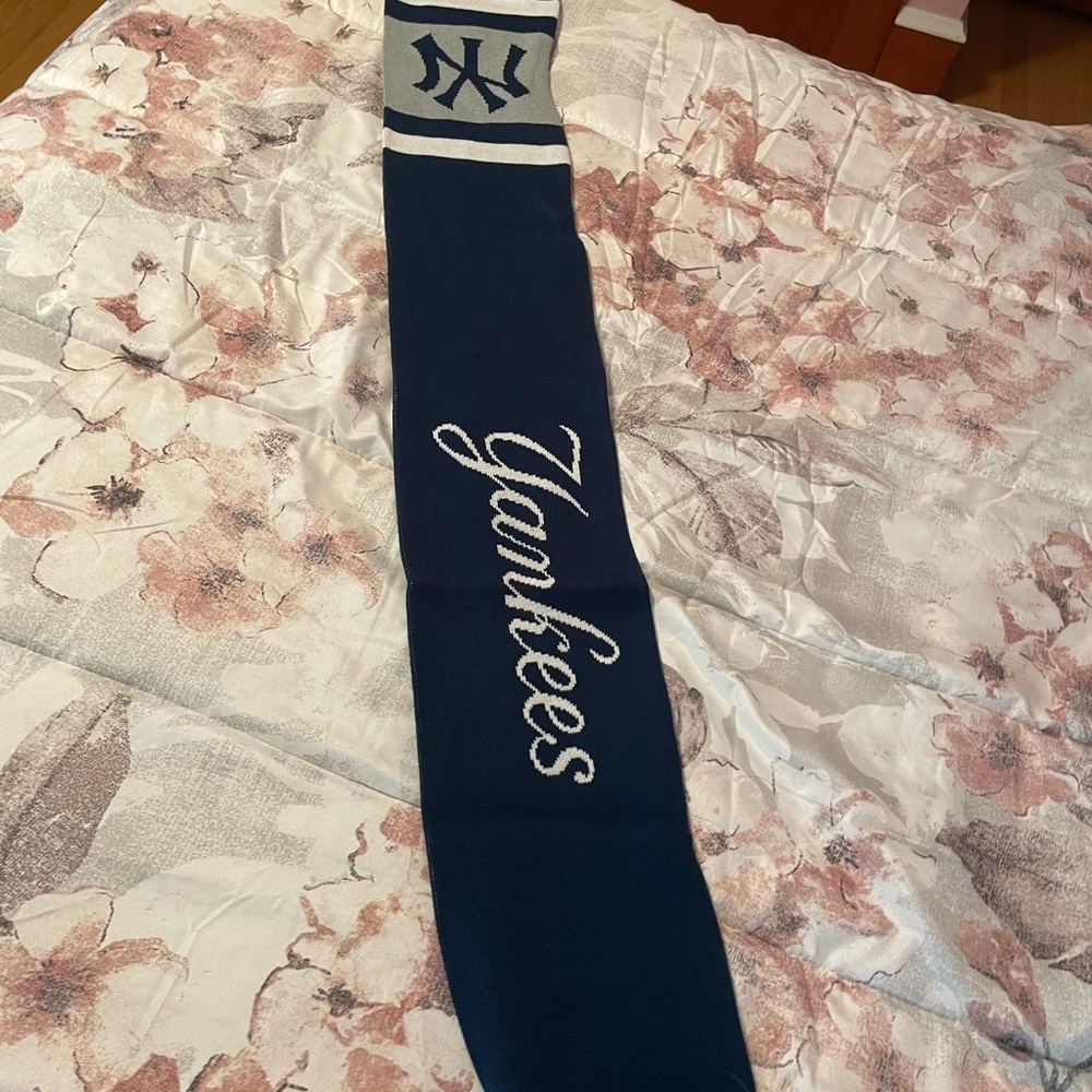 NY Yankees knit scarf